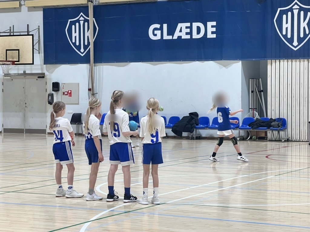 Spillere fra HIK set bagfra i hallen
