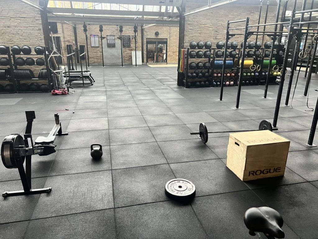 Boxen i Gladsaxe CrossFit med romaskine, kettlebell, vægtstang og plyoboks