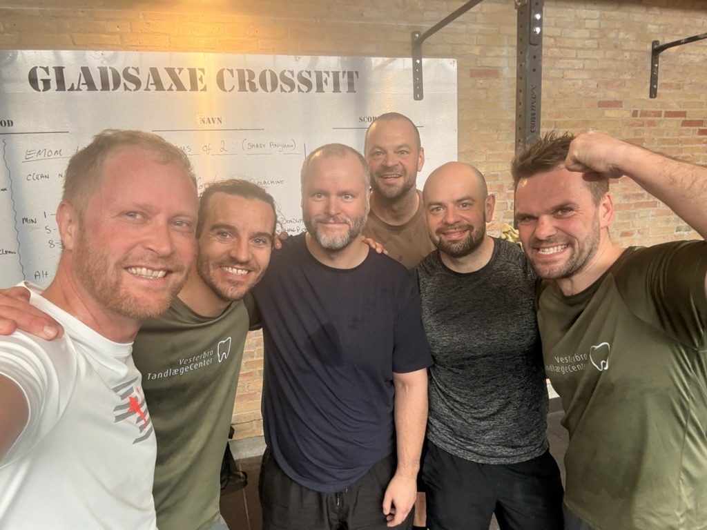 Seks fra WOD Team foran tavlen i Gladsaxe CrossFit efter en træning
